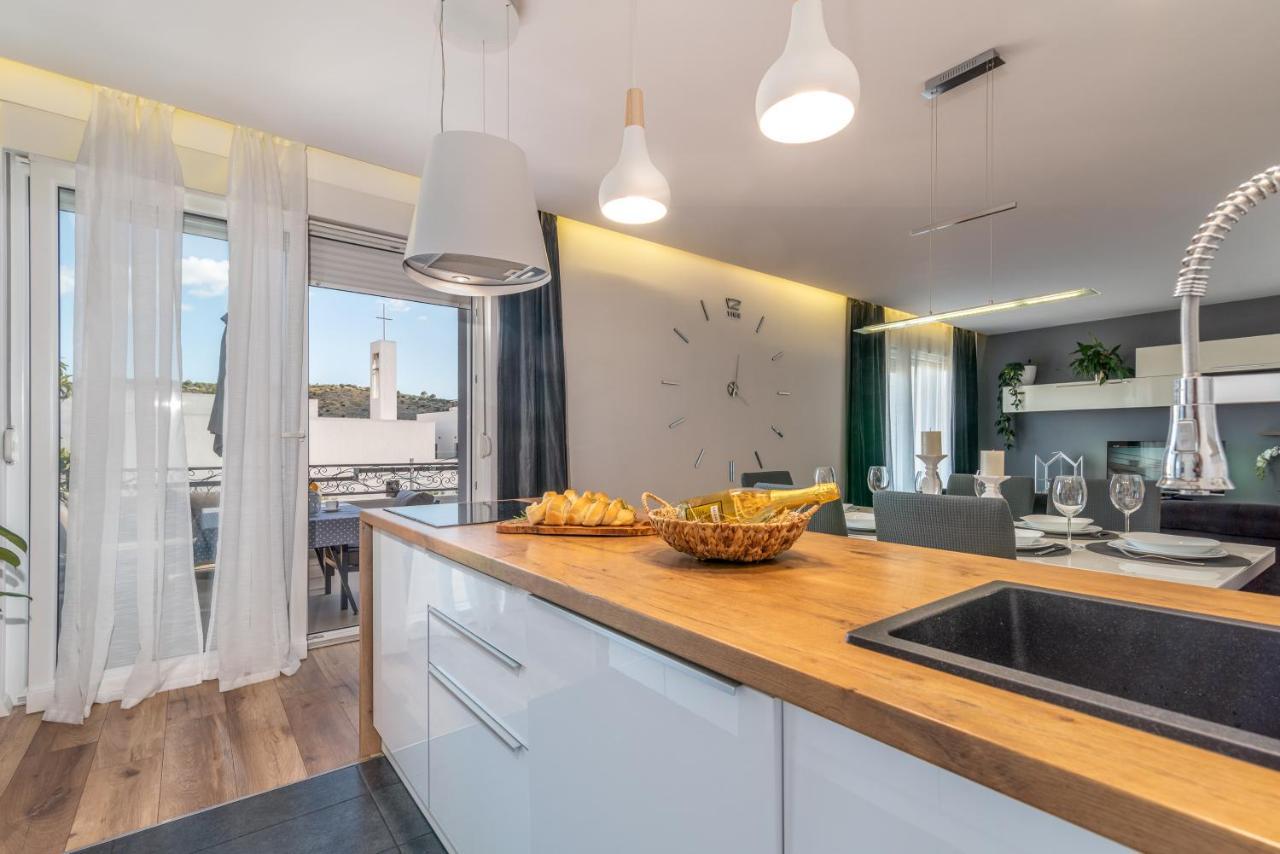 Apartman Tragos โตรกีร์ ภายนอก รูปภาพ