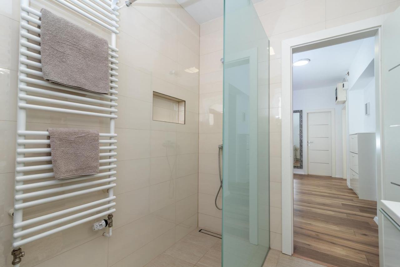 Apartman Tragos โตรกีร์ ภายนอก รูปภาพ