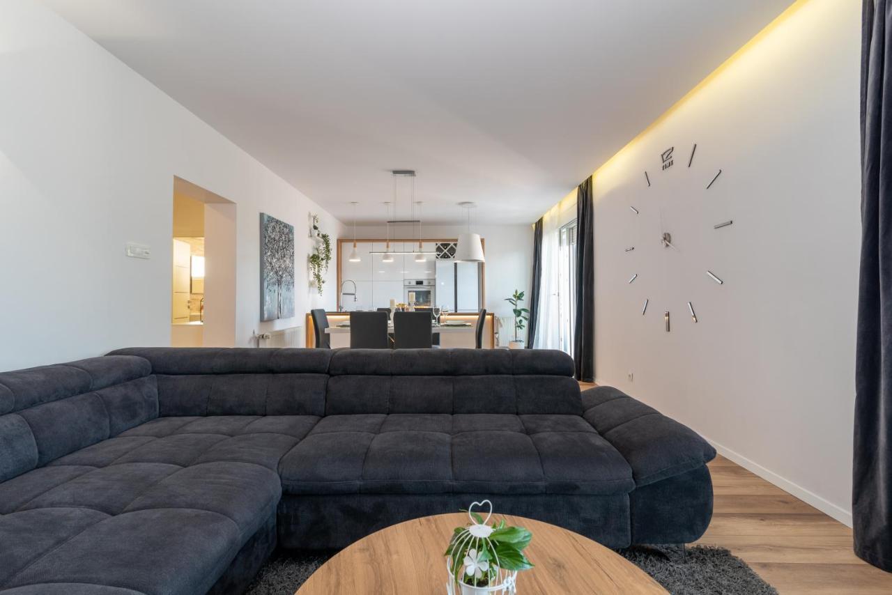 Apartman Tragos โตรกีร์ ภายนอก รูปภาพ