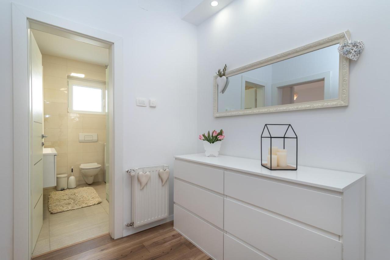 Apartman Tragos โตรกีร์ ภายนอก รูปภาพ