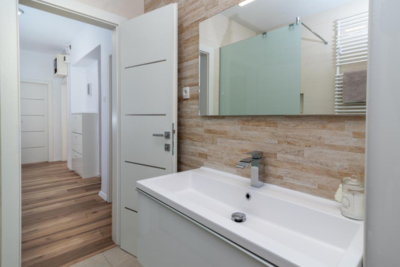 Apartman Tragos โตรกีร์ ภายนอก รูปภาพ