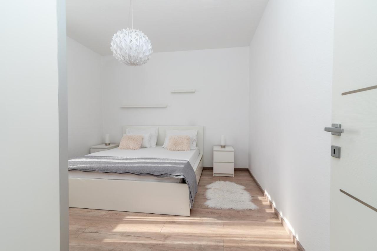 Apartman Tragos โตรกีร์ ภายนอก รูปภาพ